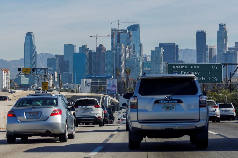 © Reuters. Traffic moves along a freeway as vehicles travel towards Los Angeles, California, U.S., March 22, 2022.  REUTERS/Mike Blake