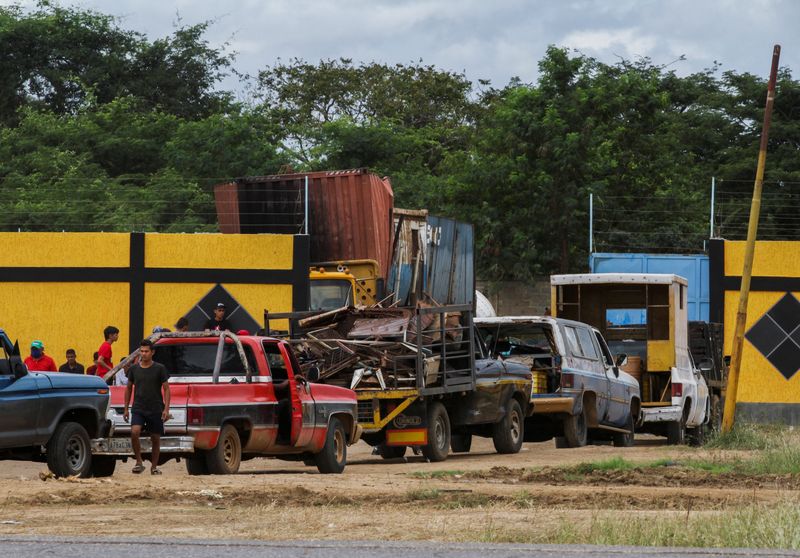 © Reuters. Vehicles carrying scrap metal wait outside a collection centre to unload, in Guanta, Venezuela December 20, 2021. Picture taken December 20, 2021. REUTERS/William Urdaneta 