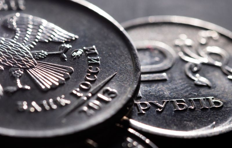 © Reuters. Russian Rouble coins are seen in this illustration taken, February 24, 2022. REUTERS/Dado Ruvic/Illustration