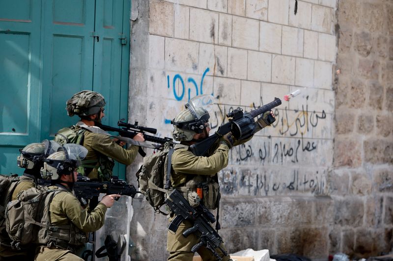 &copy; Reuters. جنود إسرائيليون خلال اشتباكات في الخليل يوم الجمعة. تصوير: موسى قواسمة - رويترز. 