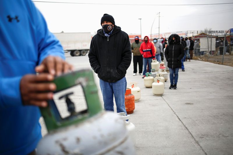 &copy; Reuters. People queue to fill liquefied petroleum gas (LPG) cylinders at a gas distribution center during a cold front in Ciudad Juarez, Mexico February 16, 2021. REUTERS/Jose Luis Gonzalez