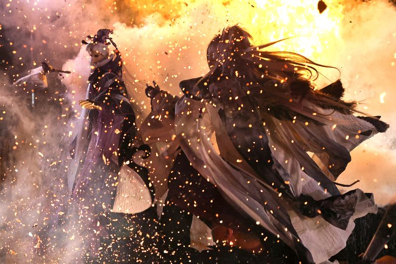 © Reuters. Dois personagens de marionetes da Pili lutam entre si, com fogo real como efeito especial, durante uma demonstração em seu estúdio de filmagem em Yunlin
18/02/2022
REUTERS/Ann Wang