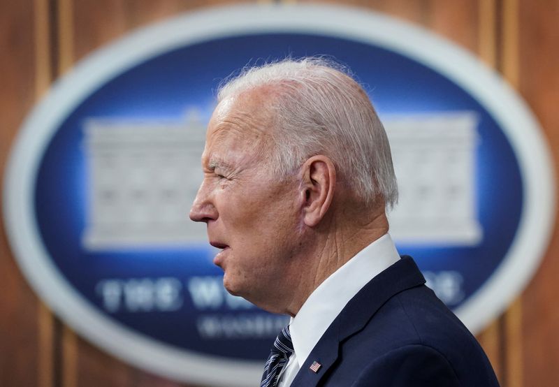 &copy; Reuters. U.S. President Joe Biden announces the release of 1 million barrels of oil per day for the next six months from the U.S. Strategic Petroleum Reserve, as part of administration efforts to lower gasoline prices, during remarks in the Eisenhower Executive Of