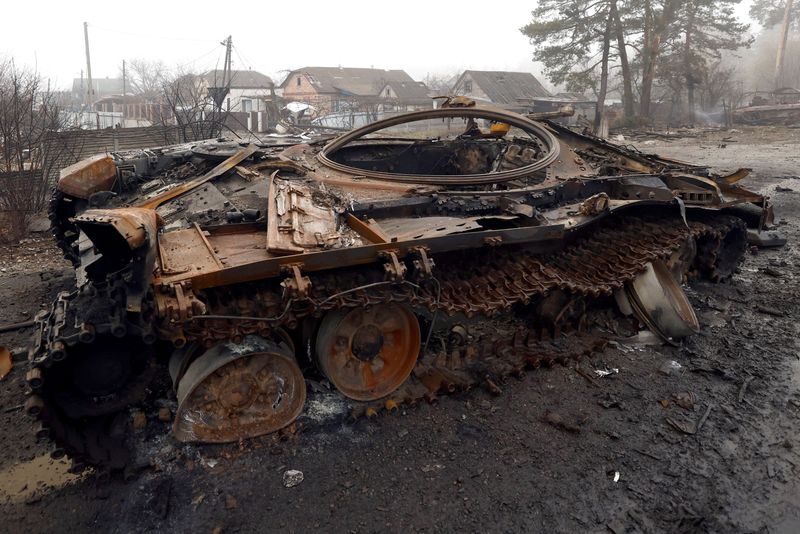 &copy; Reuters. دبابة روسية مدمرة في قرية دميتريفكا غرب كييف يوم الجمعة. تصوير: زهره بنسمرة - رويترز. 