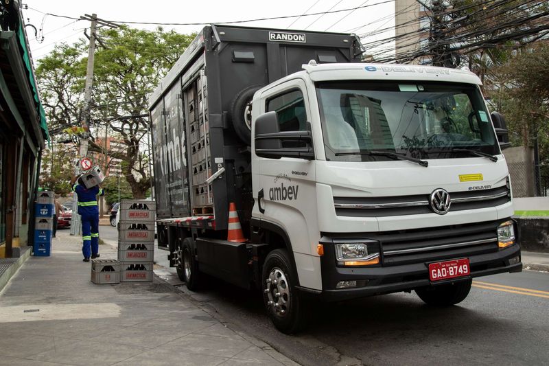 © Reuters. Funcionário descarrega caminhão de transporte de bebidas
REUTERS/Divulgação