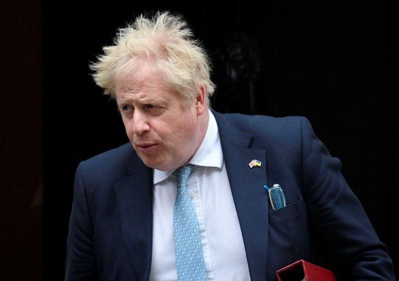 &copy; Reuters. رئيس الوزراء البريطاني بوريس جونسون يغادر مقر الحكومة في لندن يوم 30 مارس اذار 2022. تصوير: توبي ميلفيل - رويترز. 
