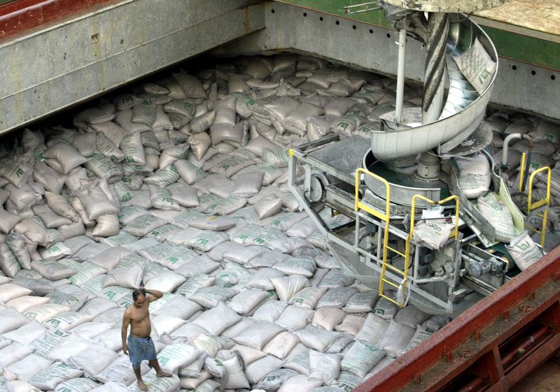 &copy; Reuters. Navio é carregado com sacas de açúcar no Porto de Santos, SP
03/11/2004
REUTERS/Paulo Whitaker