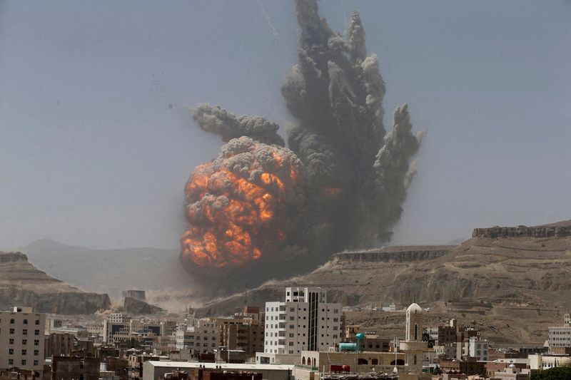 &copy; Reuters. دخان يتصاعد أثناء غارة جوية على مستودع لأسلحة الجيش في العاصمة اليمنية صنعاء. صورة من أرشيف رويترز.