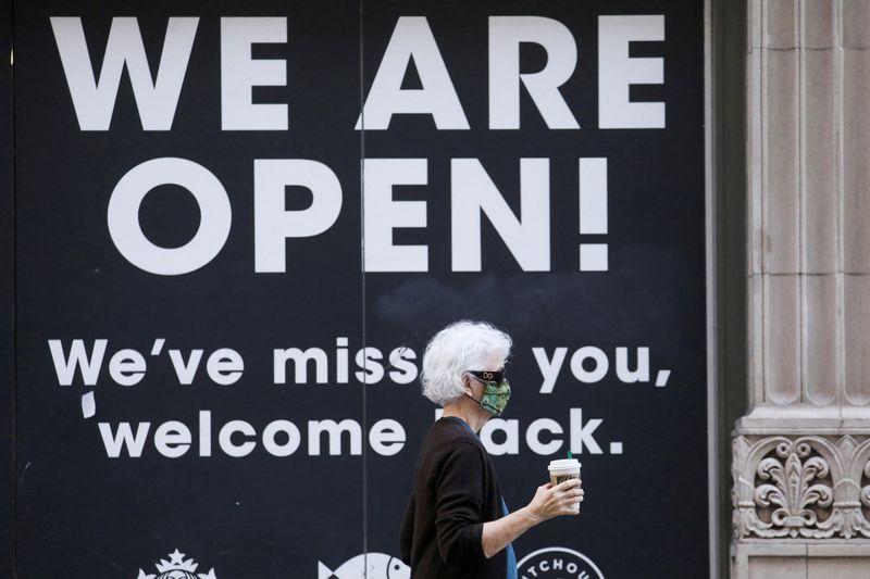 &copy; Reuters. FILE PHOTO: Restaurants re-open as people still wear their masks, amid the coronavirus disease (COVID-19) pandemic, in Los Angeles, California, U.S., February 8, 2022. REUTERS/David Swanson/File Photo