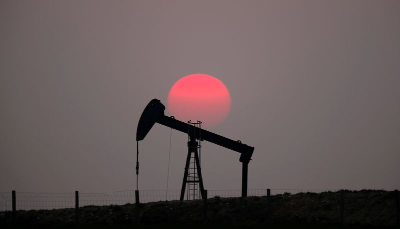 &copy; Reuters. Imagem de arquivo de um pôr do sol atrás de gangorra de petróleo nos arredores de Saint-Fiacre, em Paris, França. 
28 de março 2019. 
REUTERS/Christian Hartmann/Archivo