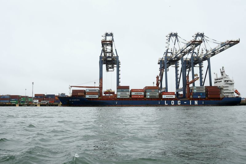 &copy; Reuters. A ship is loaded with containers at a cargo terminal at the Port of Santos, in Santos, Brazil September 16, 2021. REUTERS/Carla Carniel