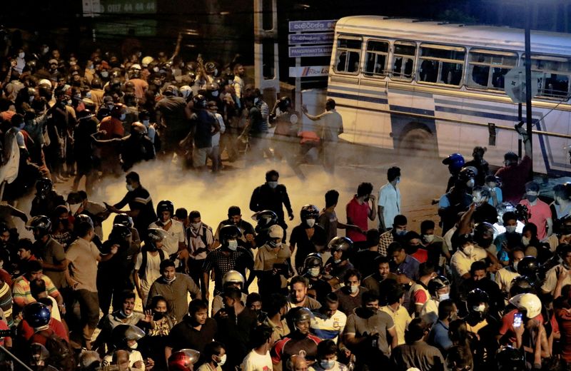 &copy; Reuters. Le président du Sri Lanka, Gotabaya Rajapaksa, a déclaré vendredi un état d'urgence national à la suite de violentes manifestations déclenchées par la grave crise économique que traverse le pays. /Photo prise le 31 mars 2022/REUTERS/Dinuka Liyanaw