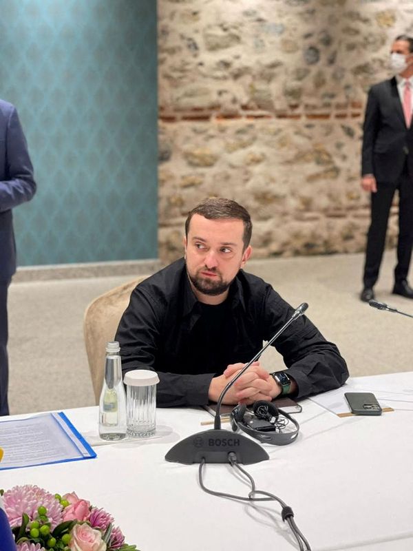 &copy; Reuters. نائب رئيس إدارة الرئاسة الأوكرانية كيريلو تيموشينكو خلال مباحثات مع روسيا في اسطنبول يوم 29 مارس اذار 2022. صورة من الرئاسة الأوكرانية. 