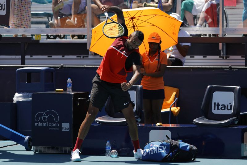 &copy; Reuters. 男子テニスツアーを統括するＡＴＰは１日、試合中に審判を非難するなどの行為に及んだニック・キリオス（写真中央）に対して、総額３万５０００ドルの罰金処分を科したと発表した。米