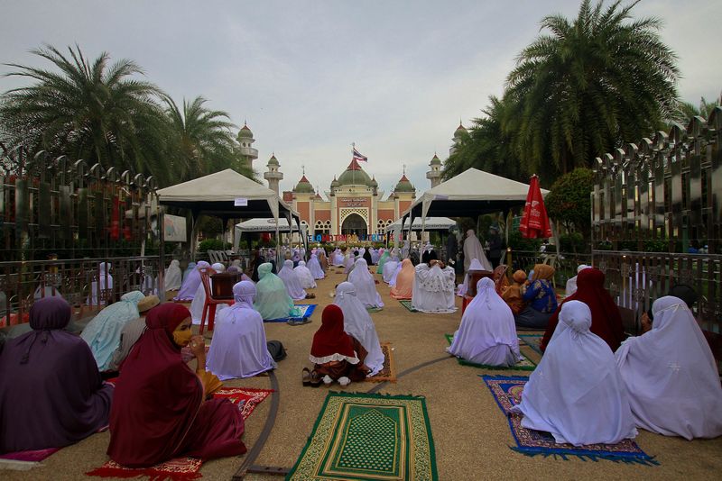 &copy; Reuters. نساء مسلمات يحتفلن بعيد الفطر وسط تفشي مرض فيروس كورونا في مقاطعة باتاني في تايلاند بصورة من أرشيف رويترز. 