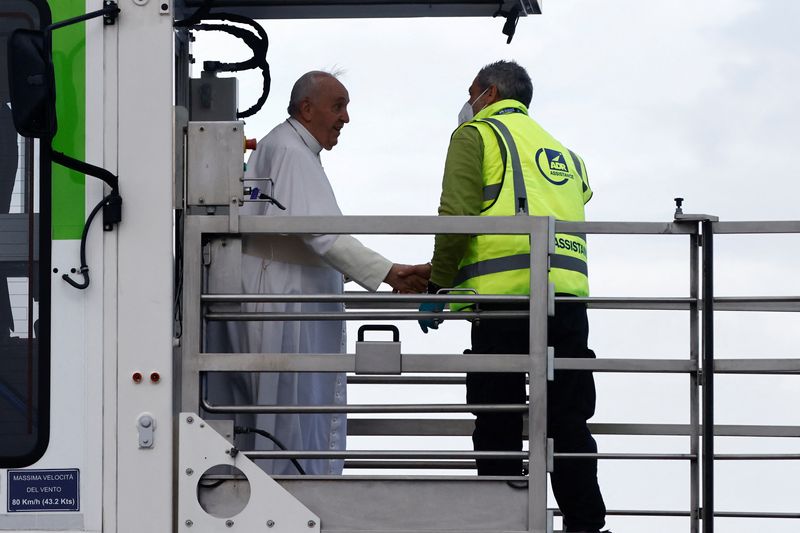 &copy; Reuters. البابا فرنسيس لدى وصوله على متن طائرة في زيارة لمالطا يوم السبت. تصوير: يارا ناردي - رويترز.