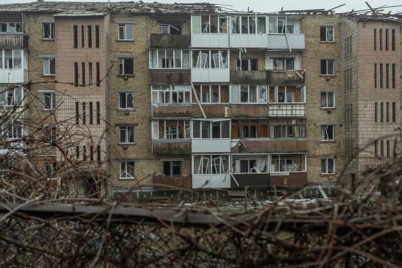 © Reuters. منظر عام لمبنى تضرر جراء القصف الروسي الأوكراني في منطقة كييف يوم الجمعة. تصوير: سيرهي ميخالشوك - رويترز.