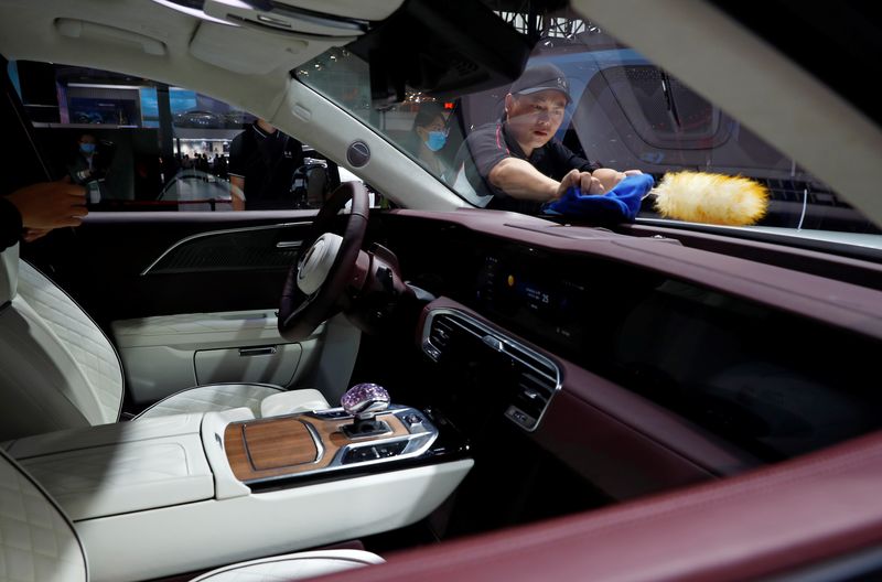 &copy; Reuters. FILE PHOTO: A staff member cleans the Hongqi E-HS9 at the Beijing International Automotive Exhibition, or Auto China show, in Beijing, China September 26, 2020. REUTERS/Thomas Peter