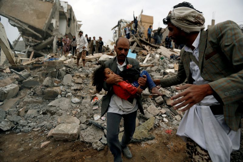 &copy; Reuters. رجل يحمل فتاة مصابة تم إنقاذها من غارة جوية في العاصمة اليمنية صنعاء. صورة من أرشيف رويترز.