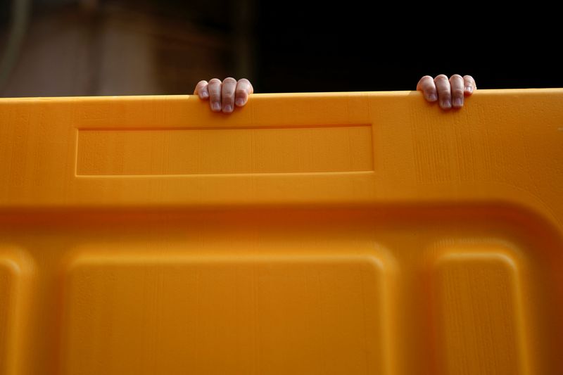 © Reuters. FILE PHOTO: A child's hands are seen on a barrier at an area under lockdown amid the coronavirus disease (COVID-19) pandemic, in Shanghai, China March 26, 2022. Picture taken March 26, 2022. REUTERS/Aly Song