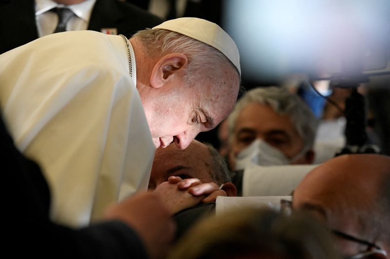 &copy; Reuters. El Papa Francisco hace una pausa a bordo de un avión mientras saluda a periodistas de camino a Malta. 2 de abril de 2022.  Medios del Vaticano/vía REUTERS  
