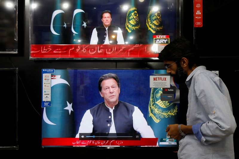 &copy; Reuters. Le Premier ministre pakistanais, Imran Khan (sur l'écran), a laissé entendre samedi qu'il pourrait ne pas reconnaître un éventuel vote de censure du Parlement et accusé les Etats-Unis d'être à l'origine de cette procédure pour l'évincer du pouvoi