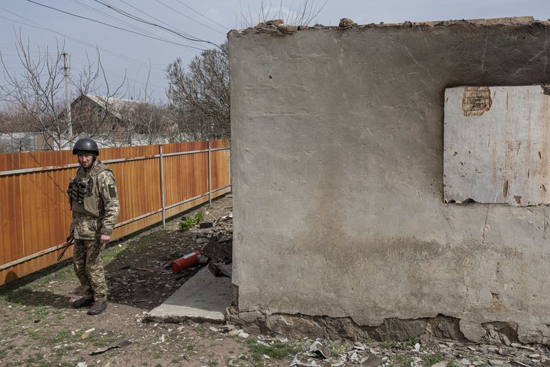 &copy; Reuters. Soldado ucraniano em patrulha em Zaporizhzhia
2/04/2022
REUTERS/Marko Djurica