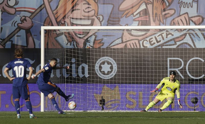 &copy; Reuters. كريم بنزيمة يحرز الهدف الثاني لريال مدريد من ركلة جزاء في مباراة أمام سيلتا فيجو في دوري الدرجة الأولى الإسباني لكرة القدم يوم السبت. تصوير: 