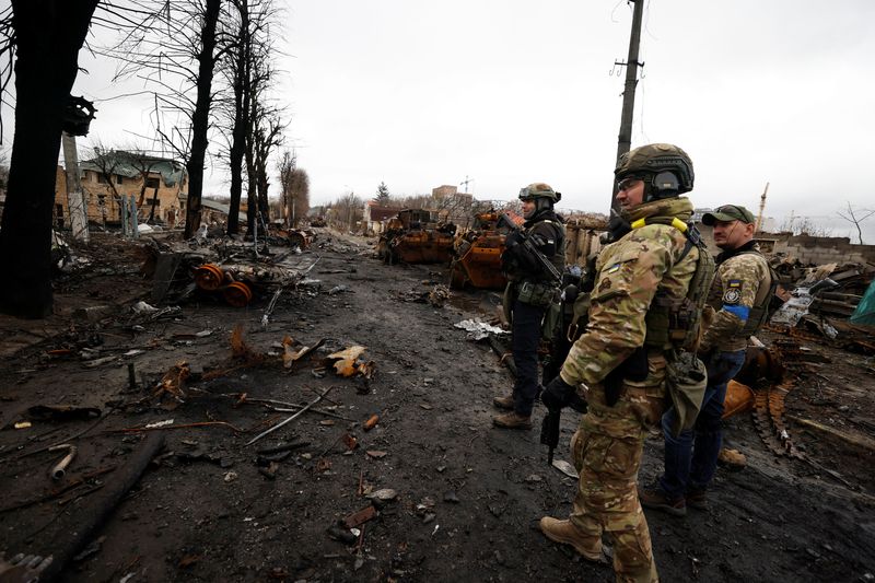 &copy; Reuters. Soldiers walk to see destroyed Russian military vehicles, amid Russia's invasion on Ukraine in Bucha, in Kyiv region, Ukraine April 2, 2022. REUTERS/Zohra Bensemra