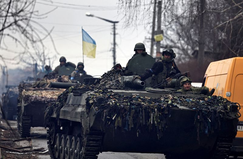 © Reuters. جنود أوكرانيون فوق دبابات في بوخا بمنطقة كييف يوم السبت. تصوير: زهرة بنسمرة - رويترز
