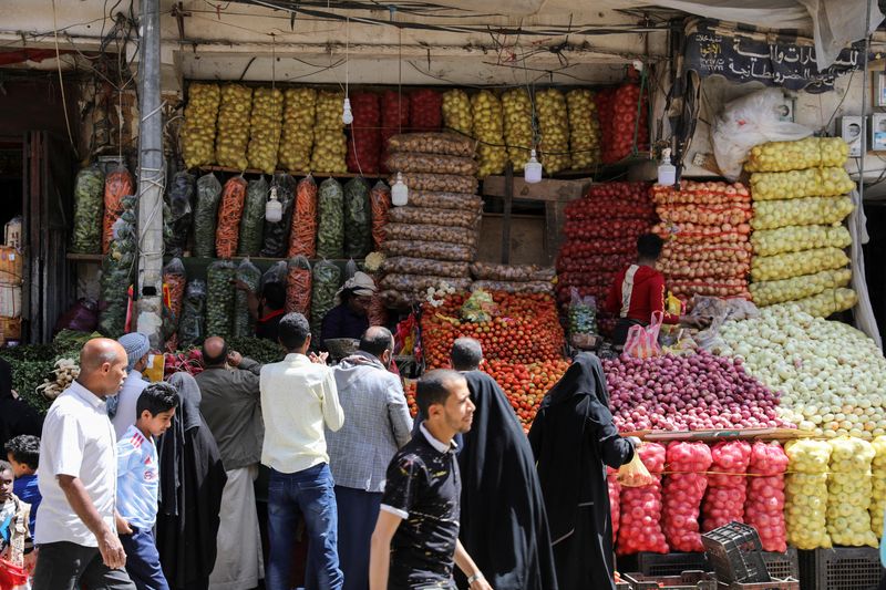 © Reuters. أشخاص في سوق للخضروات قبل ساعات من بدء هدنة لمدة شهرين في صنعاء يوم السبت. تصوير: خالد عبد الله - رويترز