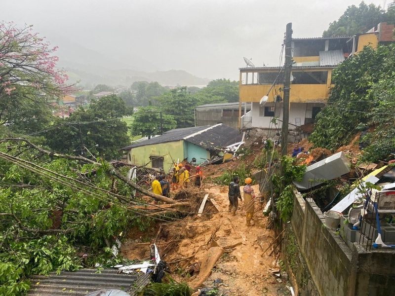 © Reuters. جانب من الدمار والانهيارات الطينية الناتجة عن الأمطار الغزيرة في أنجرا دوس ريس بالبرازيل يوم السبت. تصوير: صورة لرويترز. (يحظر إعادة بيع الصورة أو الاحتفاظ بها في الأرشيف.)