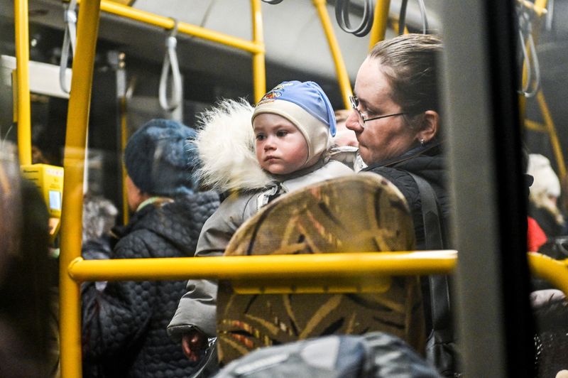 &copy; Reuters. امرأة تحمل طفلاً داخل حافلة تم إجلاؤها من ماريوبول خلال الهجوم الروسي الأوكراني يوم الأول من أبريل نيسان 2022. صورة لرويترز. 