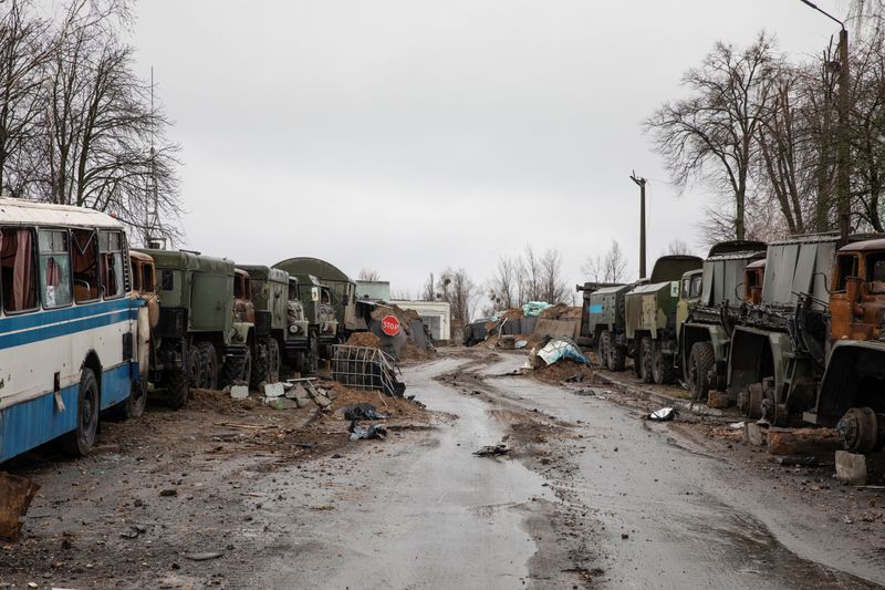 © Reuters. L'armée ukrainienne a repris le contrôle de la totalité de la région de Kyiv, a annoncé samedi la vice-ministre ukrainienne de la Défense, alors que la présidence ukrainienne dit se préparer désormais à des batailles de grande ampleur dans l'est et le sud du pays. /Photo prise le 2 avril 2022/REUTERS/Mikhail Palinchak