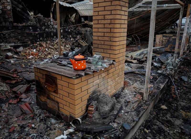 © Reuters. منزل مدمر نتيجة للقصف الروسي الأوكراني في منطقة كييف يوم السبت. تصوير: جليب جارانيش - رويترز.