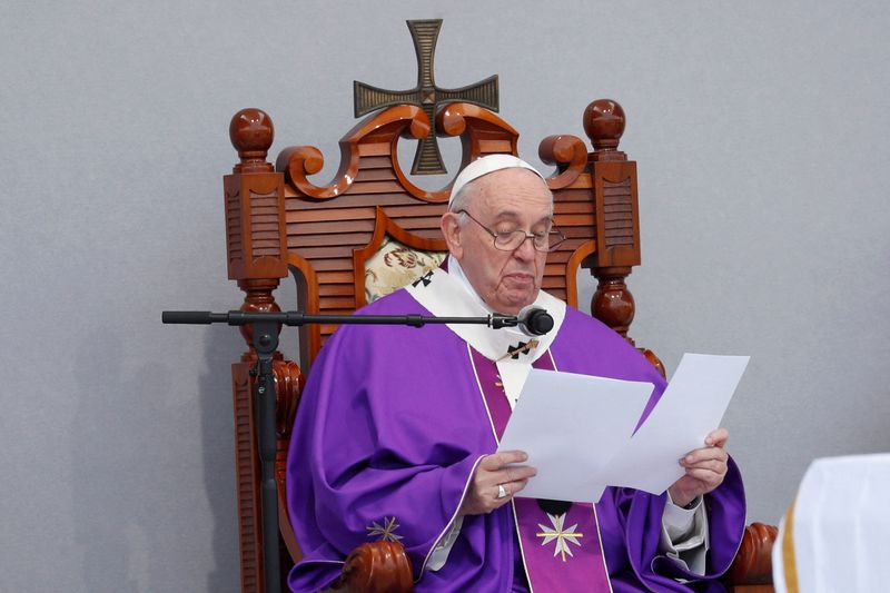 &copy; Reuters. البابا فرنسيس يتحدث في فلوريانا في مالطا يوم الأحد. تصوير: ريمو كاسيلي - رويترز
