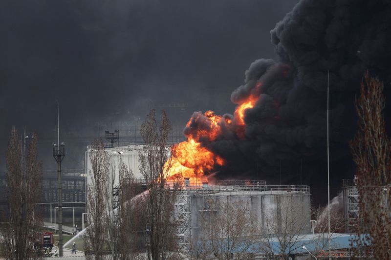 &copy; Reuters. Bomberos en una refinería de petróleo que se incendió tras un ataque con misiles cerca de la ciudad portuaria de Odesa, en medio de la actual invasión de Rusia, en Ucrania. 3 de abril de 2022. REUTERS/Nacho Doce