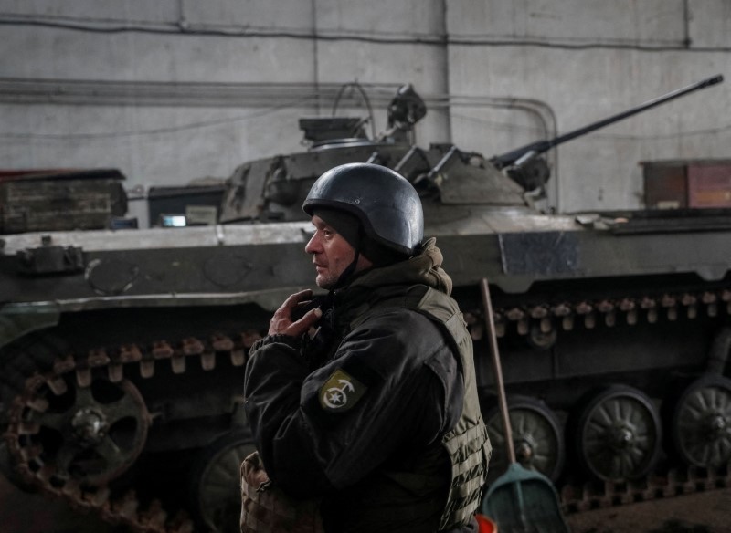 © Reuters. جندي أوكراني يقف جوار دبابة على الخط الأمامي قرب مدينة نوفولهانسك في منطقة دونيتسك يوم 22 فبراير شباط 2022. تصوير جليب جارنيش- رويترز.