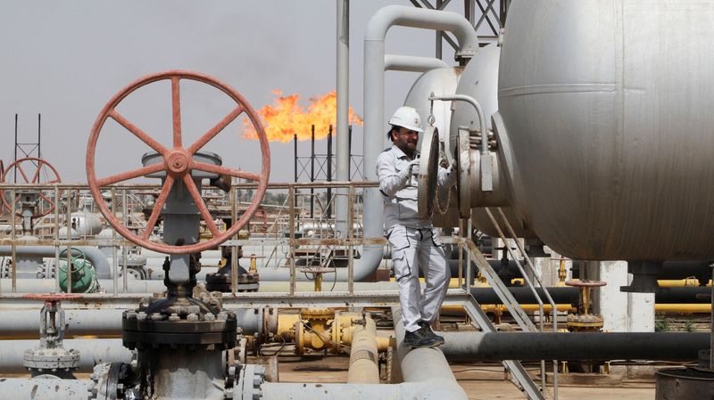 &copy; Reuters. FILE PHOTO: A worker checks a tank at Nahr Bin Umar oil field, north of Basra, Iraq March 22, 2022. REUTERS/Essam Al-Sudani 