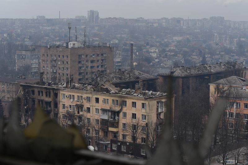 © Reuters. مشهد لمباني مدمرة في مدينة ماريوبول الساحلية بجنوب أوكرانيا يوم الأحد. تصوير:رويترز.