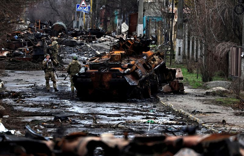 &copy; Reuters. 　４月３日、ウクライナの検察当局は首都キーウ（キエフ）近郊の複数の地域で計４１０人の遺体を発見したと明らかにした。写真は２日、キーウ近郊ブチャで撮影（２０２２年　ロイター