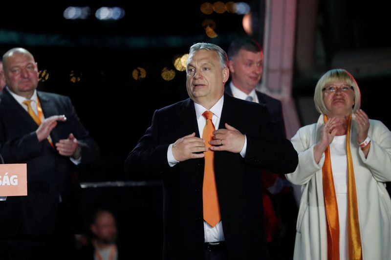 © Reuters. Hungarian Prime Minister Viktor Orban reacts in front of supporters after the announcement of the partial results of parliamentary election in Budapest, Hungary, April 3, 2022. REUTERS/Bernadett Szabo
