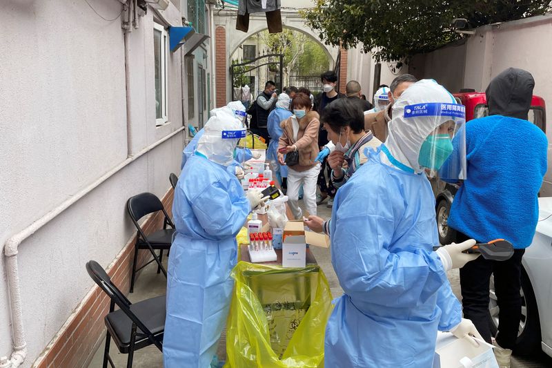 &copy; Reuters.   ４月３日、  ロイターの集計によると、新型コロナウイルスの感染者は世界全体で４億８８９４万人を超え、死者は６５２万４４３１人となった。上海の検査会場で１日撮影（２０２２年
