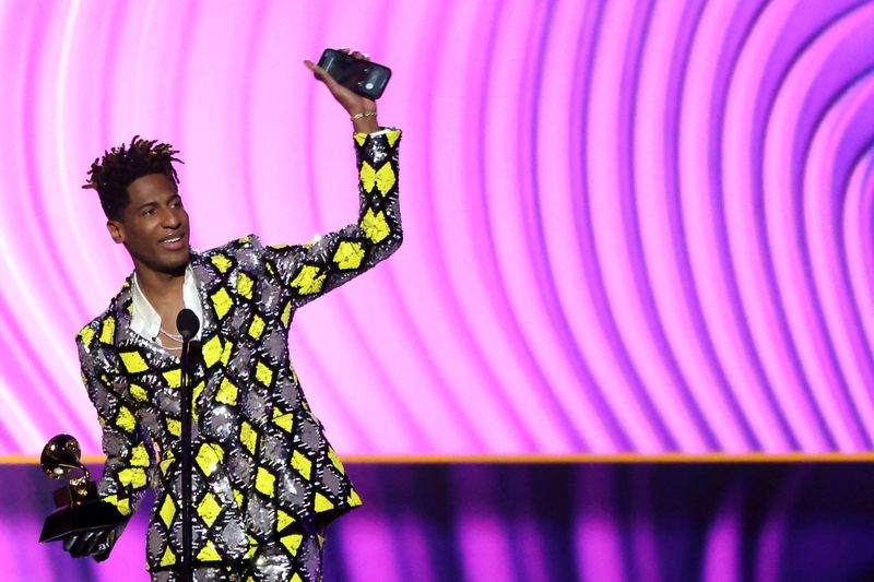 &copy; Reuters. Musician Jon Batiste accepts the Grammy for Best Music Video for Freedom, at the 64th Annual Grammy Awards Premiere ceremony in Las Vegas, Nevada, U.S. April 3, 2022. REUTERS/Mario Anzuoni