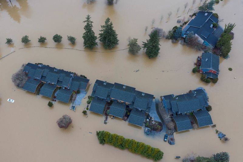 &copy; Reuters. FILE PHOTO: A residential cul-de-sac is covered in floodwaters after heavy rain in Chehalis, Washington, U.S., January 7, 2022. Picture taken with a drone.  REUTERS/Nathan Howard/File Photo