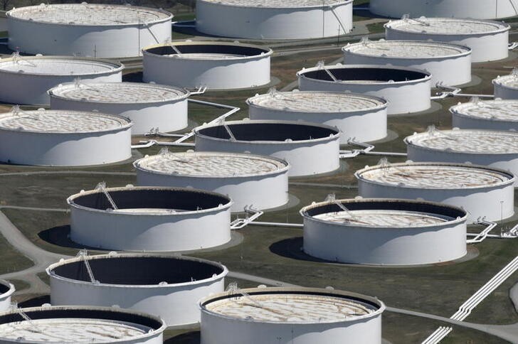 &copy; Reuters. アジア時間４日の原油先物は続落。写真は、米オクラホマ州の原油貯蔵基地。２０１６年３月２４日に撮影。（２０２２年　ロイター／Nick Oxford）