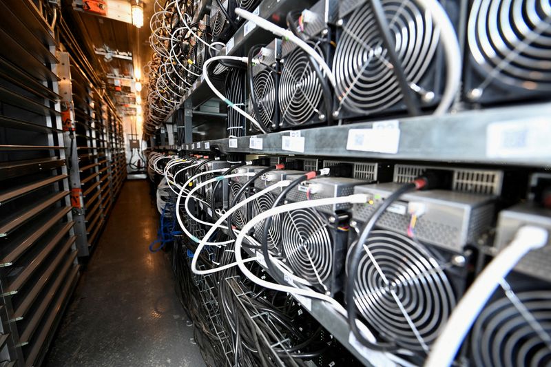 &copy; Reuters. FILE PHOTO: A bank of cryptocurrency miners operates at the Scrubgrass Plant in Kennerdale, Pennsylvania, U.S., March 8, 2022. Picture taken March 8, 2022.   REUTERS/Alan Freed/