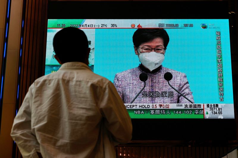 &copy; Reuters. تلفزيون يعرض أنباء عن عدم سعي زعيمة هونج كونج كاري لام للفوز بفترة ثانية في منصبها في هونج كونج يوم الاثنين. تصوير: تايرون سيو - رويترز