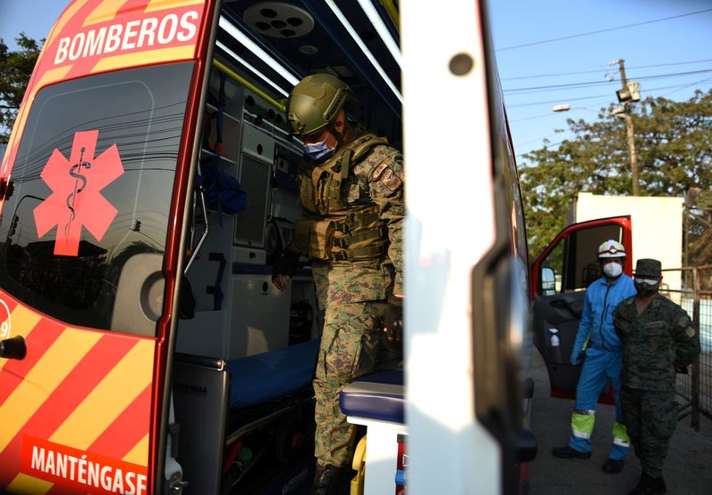 &copy; Reuters. FOTO DE ARCHIVO-Soldados del Ejército revisan una ambulancia en la cárcel Penitenciaria del Litoral después de que presos murieron y otros resultaron heridos en un motín en Guayaquil, Ecuador. 28 de septiembre de 2021.. REUTERS/Vicente Gaibor del Pino