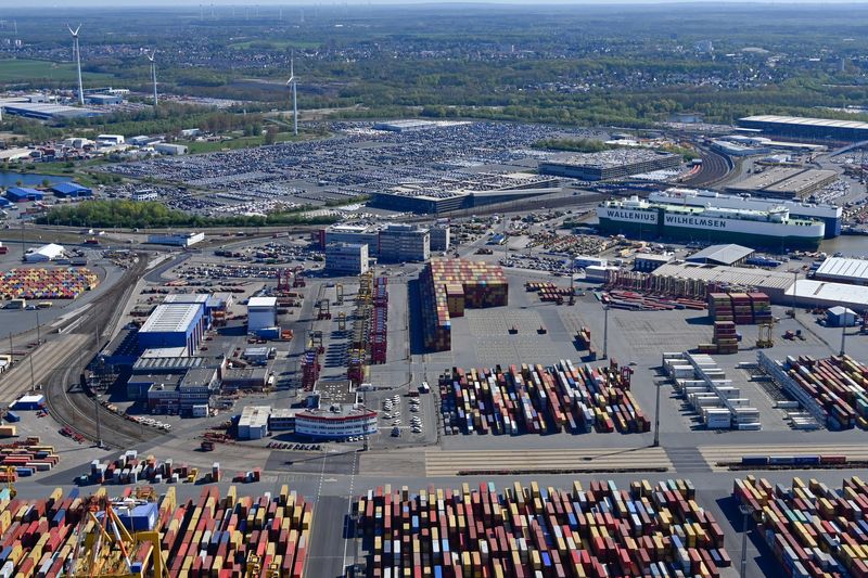 &copy; Reuters. FILE PHOTO: Cars intended for export wait at the port for loading, as the spread of the coronavirus disease (COVID-19) continues in Bremerhaven, Germany, April 24, 2020. REUTERS/Fabian Bimmer